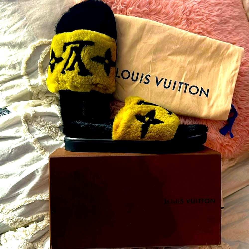 ✨NWOT LOUIS VUITTON MINK FUR POOL PILLOW SLIDES/SLIPPERS SZ 39🌟SOOO COMFY🥰